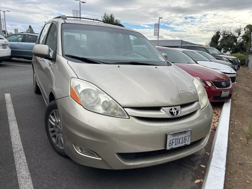 2008 Toyota Sienna XLE photo 1