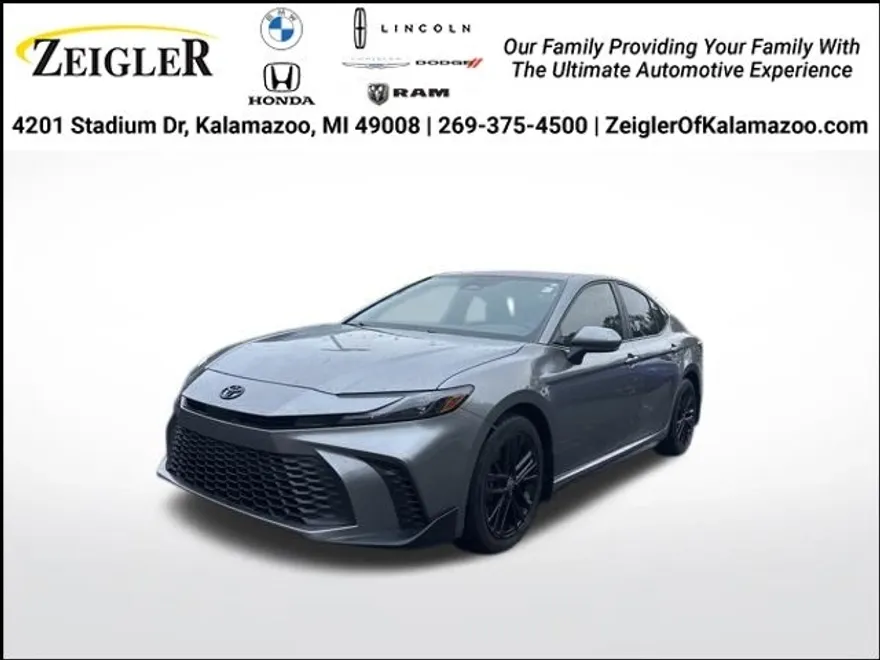 2025 Toyota Camry SE photo 1