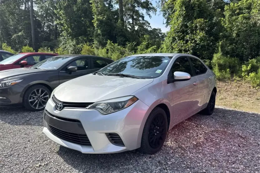 2016 Toyota Corolla LE photo 1
