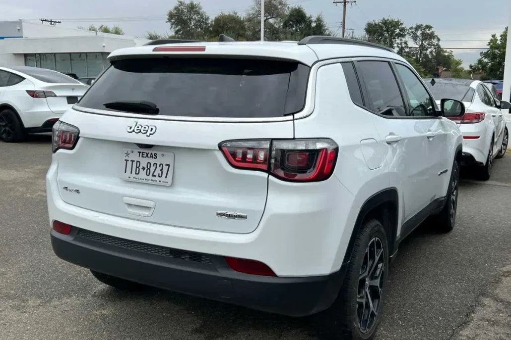 2024 Jeep Compass Latitude photo 1