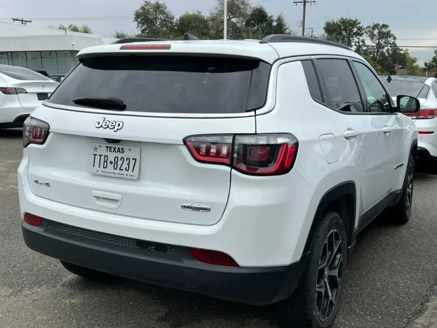 2024 Jeep Compass Latitude photo 1
