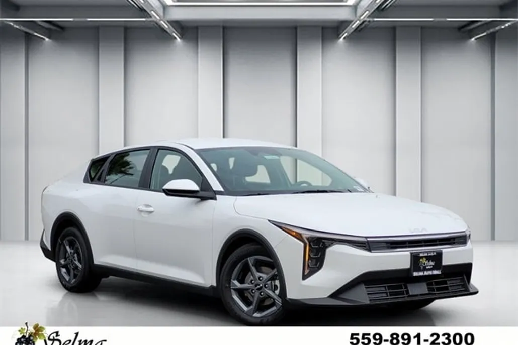 2025 Kia K4 LXS photo 1