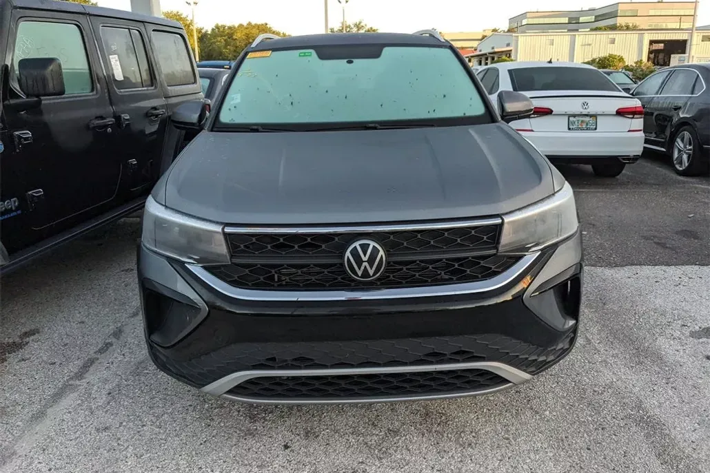 2022 Volkswagen Taos SE photo 1