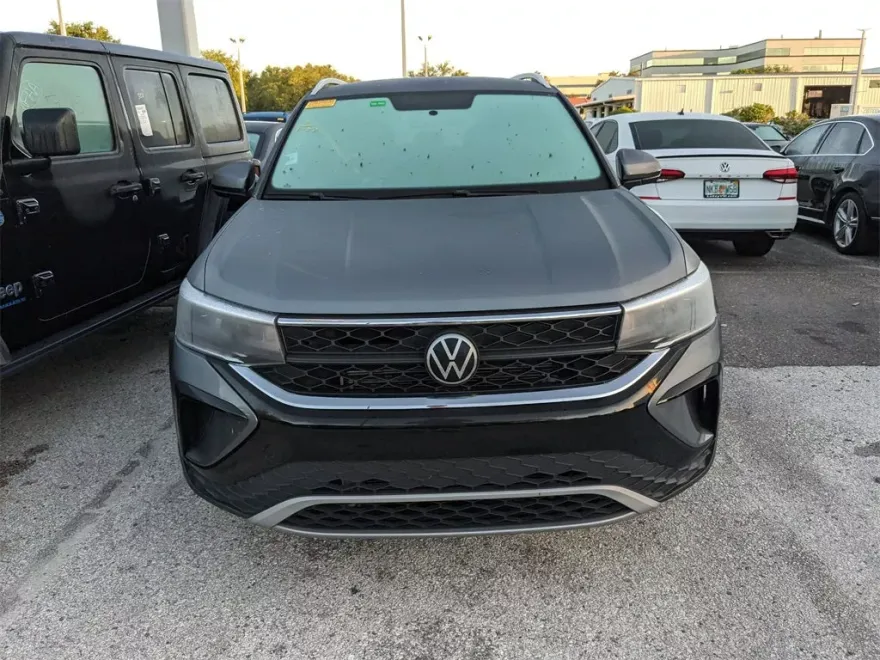 2022 Volkswagen Taos SE photo 1