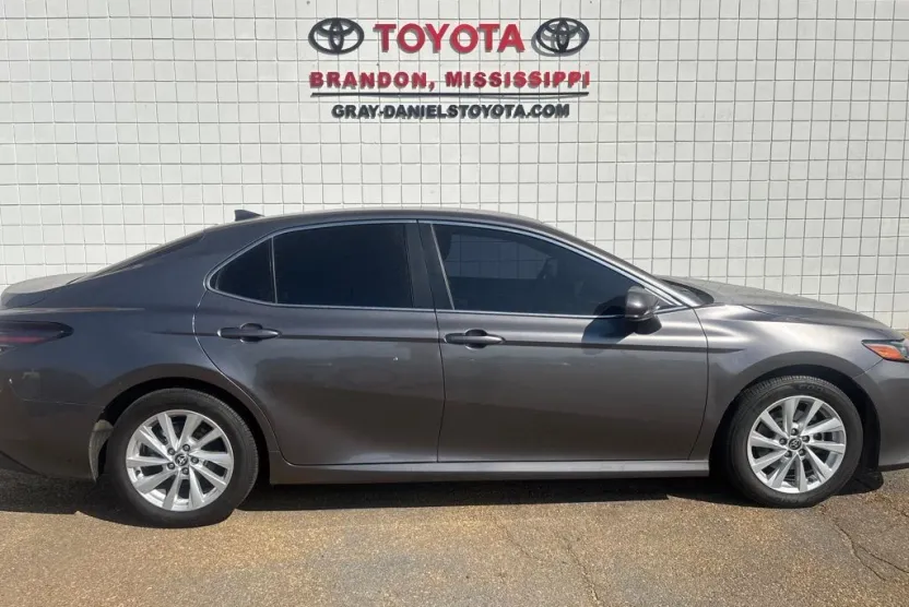 2023 Toyota Camry LE photo 1