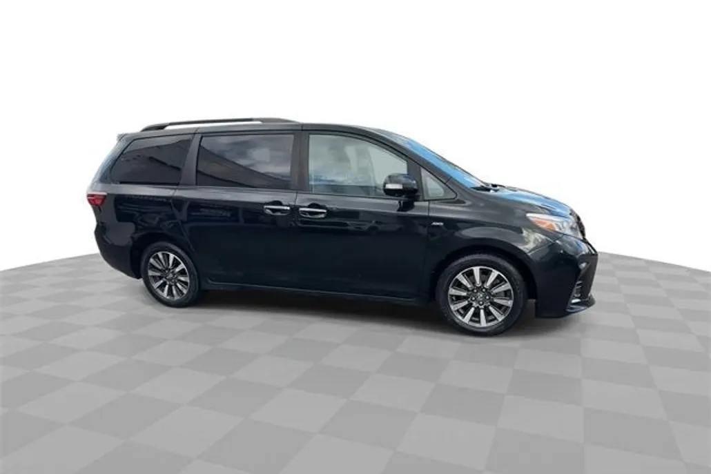 2020 Toyota Sienna Limited photo 1
