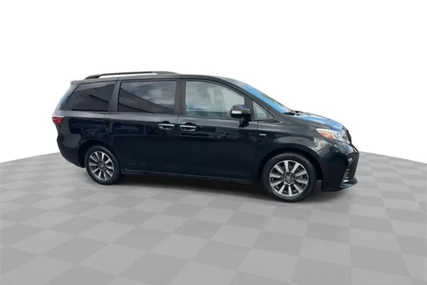 2020 Toyota Sienna Limited photo 1