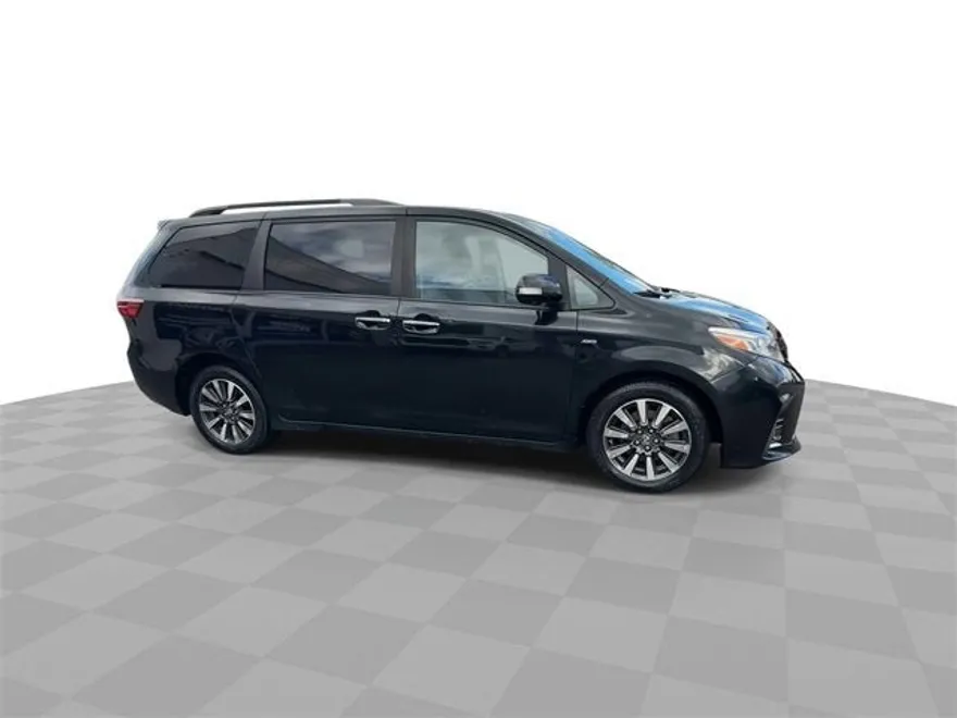 2020 Toyota Sienna Limited photo 1