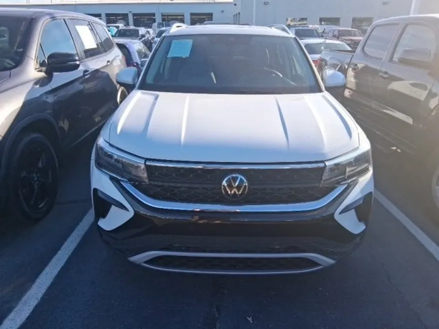 2024 Volkswagen Taos SE photo 1