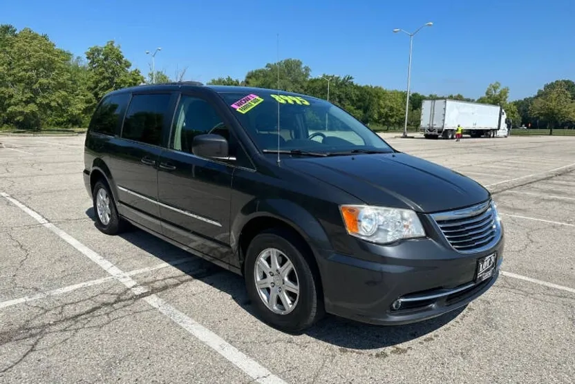 2012 Chrysler Town & Country Touring photo 1