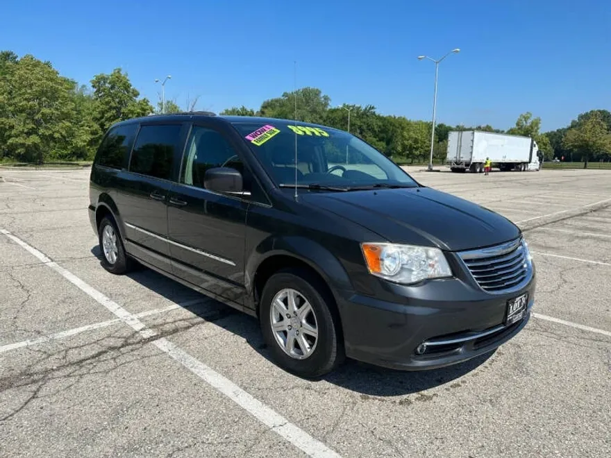 2012 Chrysler Town & Country Touring photo 1
