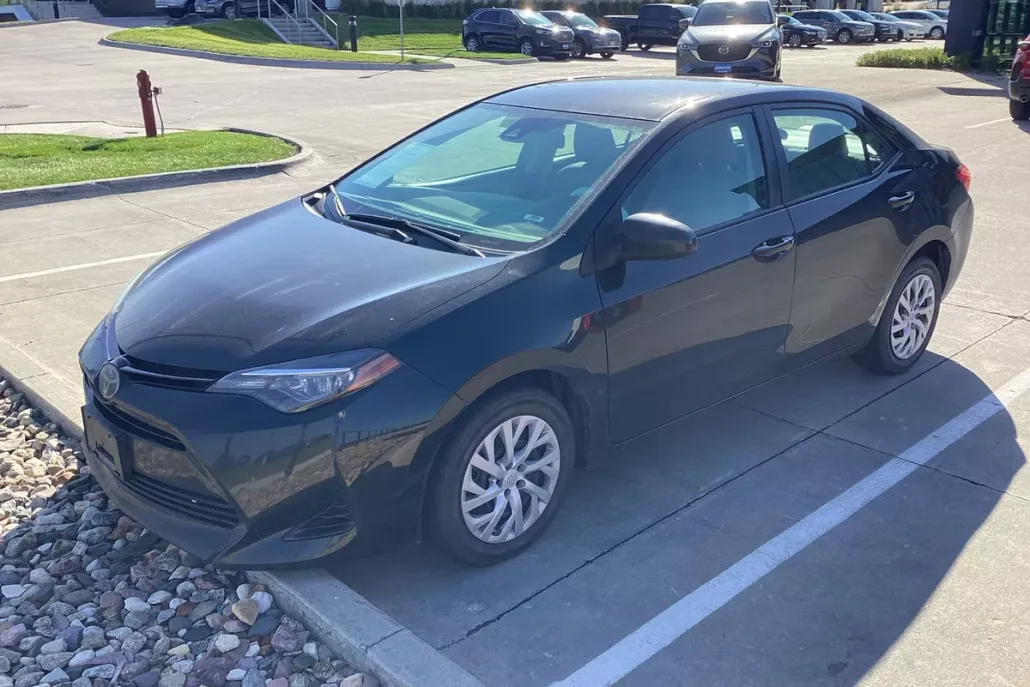 2018 Toyota Corolla LE photo 1