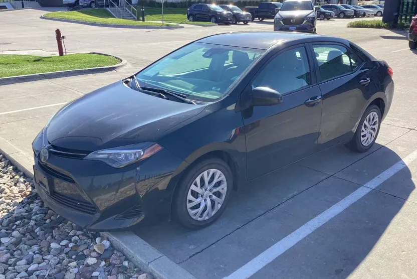 2018 Toyota Corolla LE photo 1