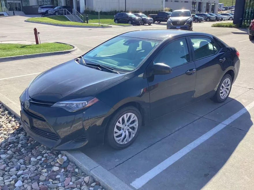 2018 Toyota Corolla LE photo 1