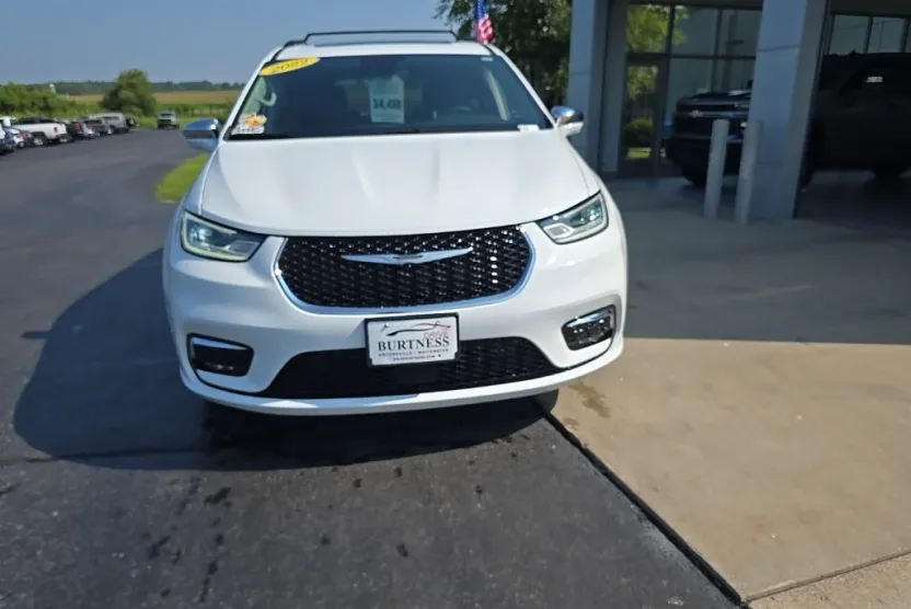2022 Chrysler Pacifica Limited photo 1