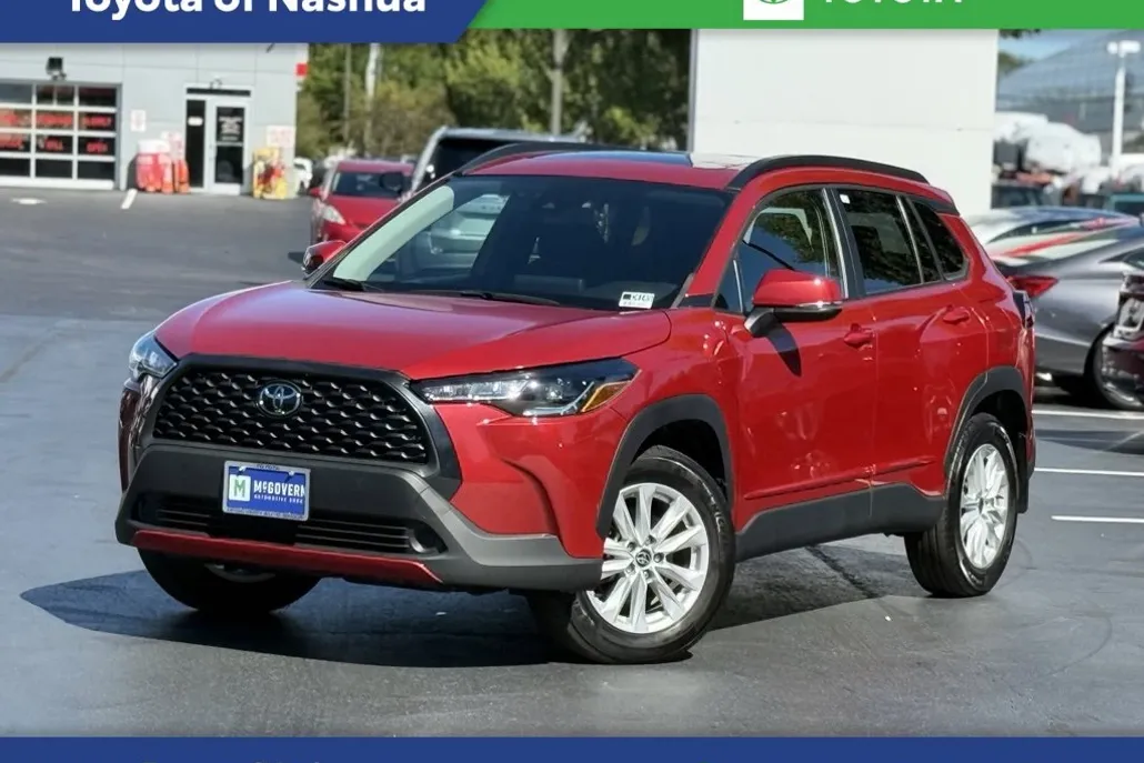 2022 Toyota Corolla Cross LE photo 1