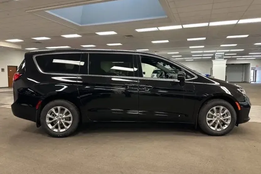2025 Chrysler Pacifica photo 1