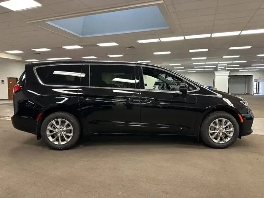 2025 Chrysler Pacifica photo 1