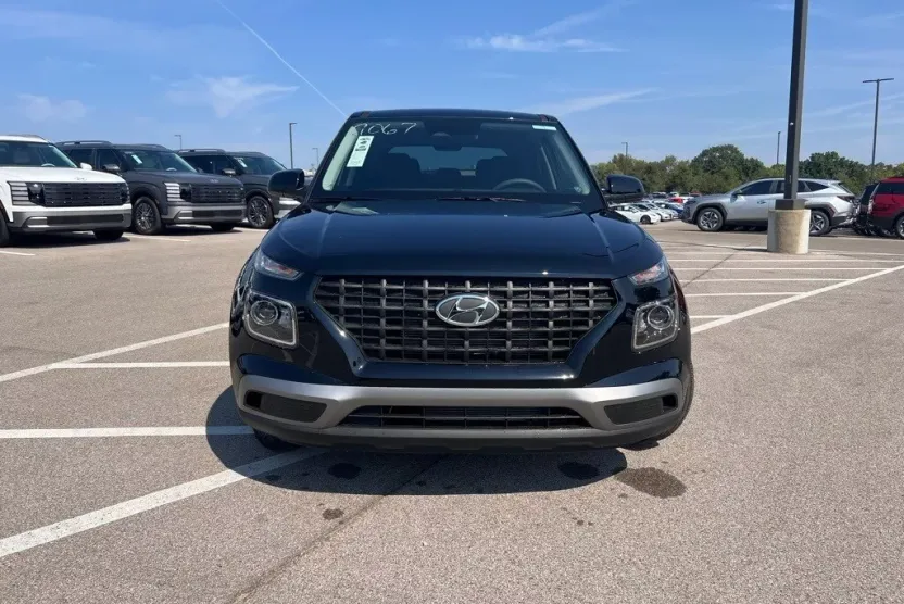 2025 Hyundai Venue SE photo 1