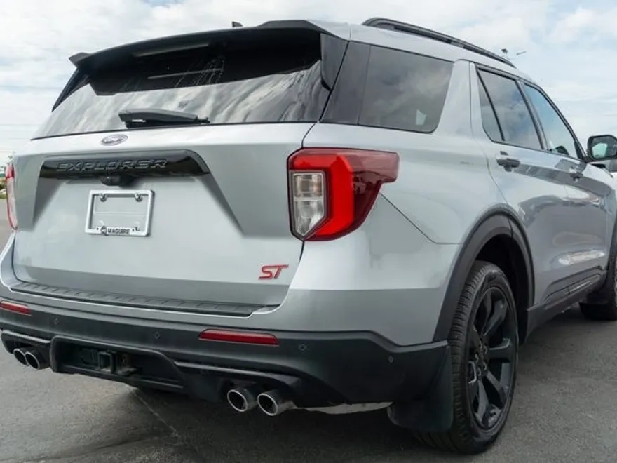 2022 Ford Explorer ST photo 1