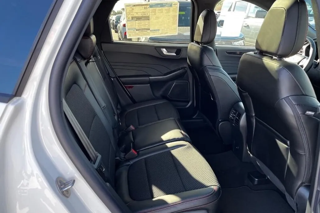 2025 Ford Escape ST-Line photo 1