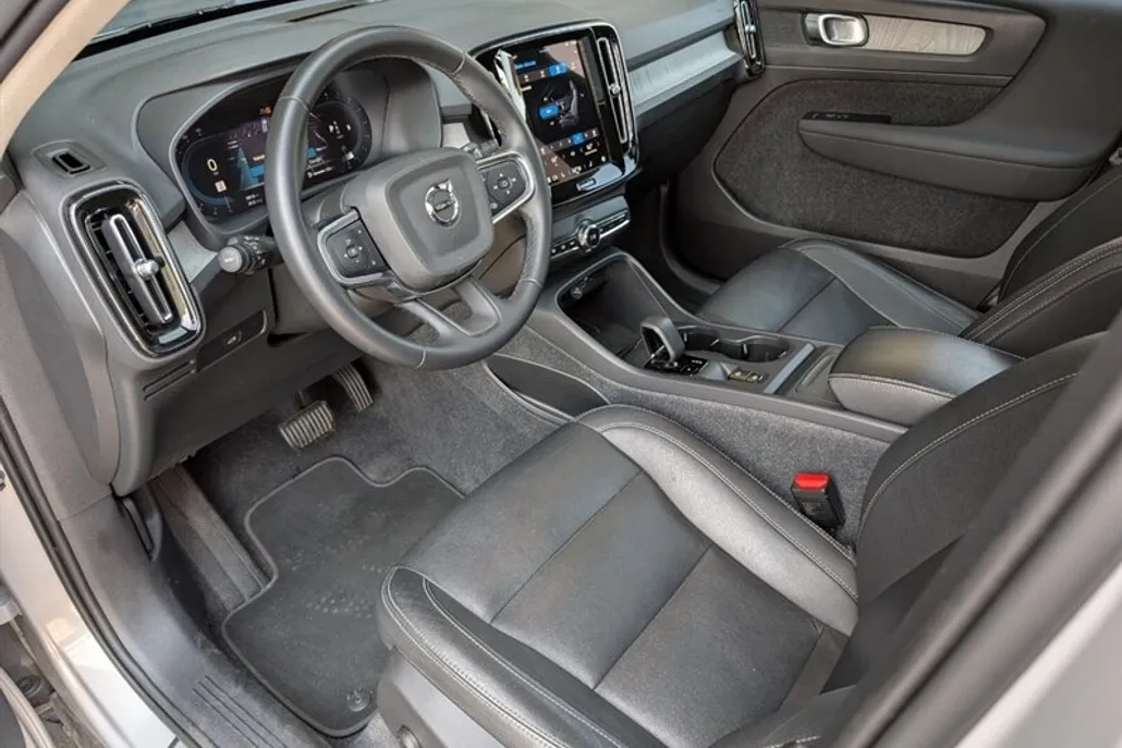 2024 Volvo XC40 Core photo 1