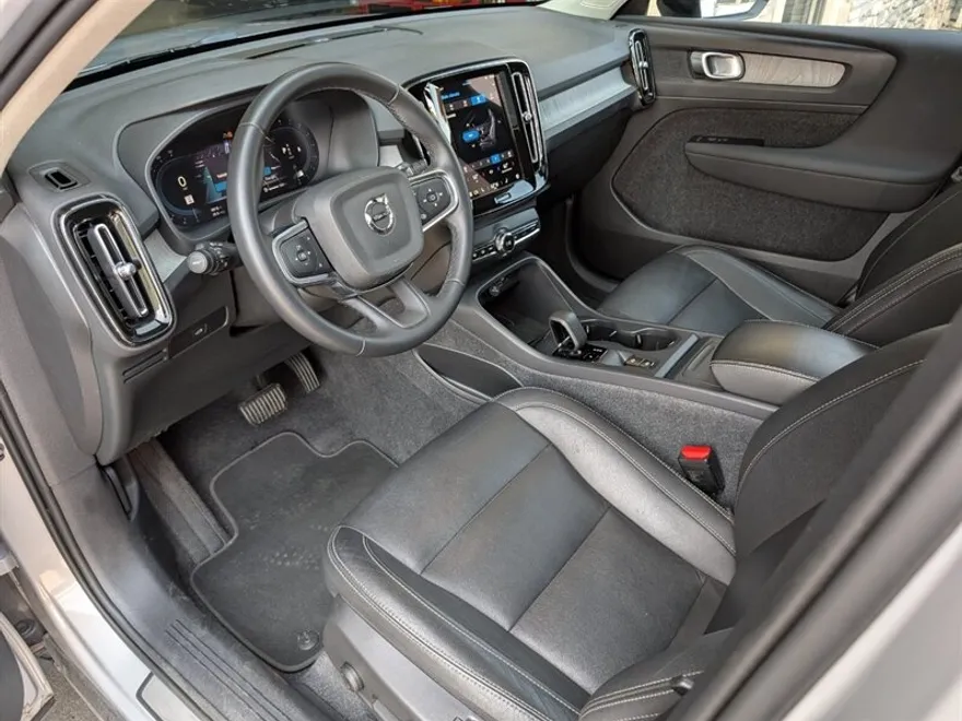 2024 Volvo XC40 Core photo 1
