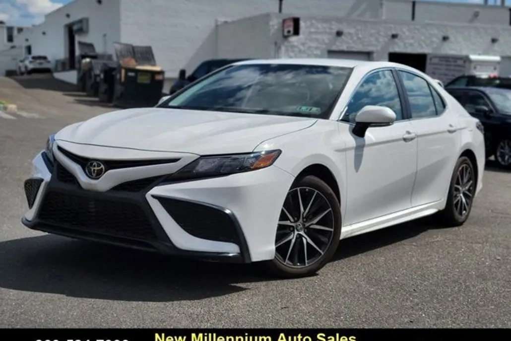 2024 Toyota Camry SE photo 1