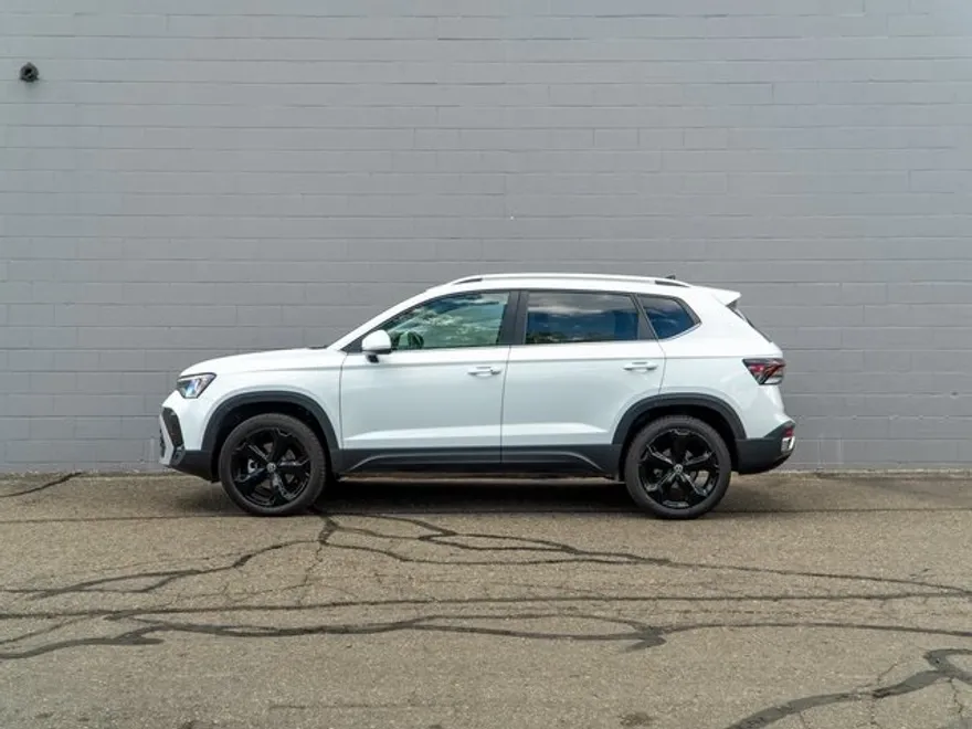 2025 Volkswagen Taos SEL photo 1