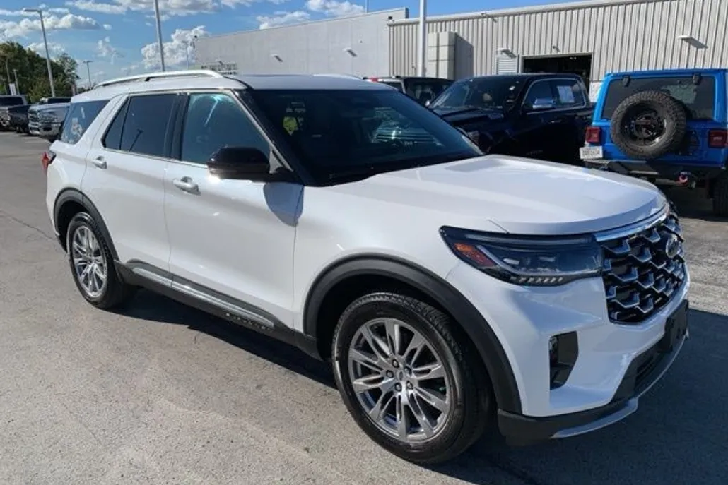 2025 Ford Explorer Platinum photo 1