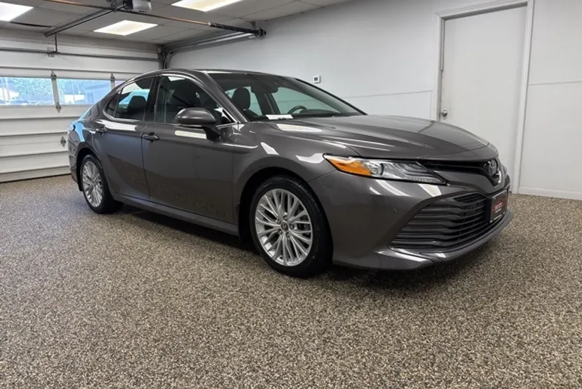 2018 Toyota Camry XLE photo 1