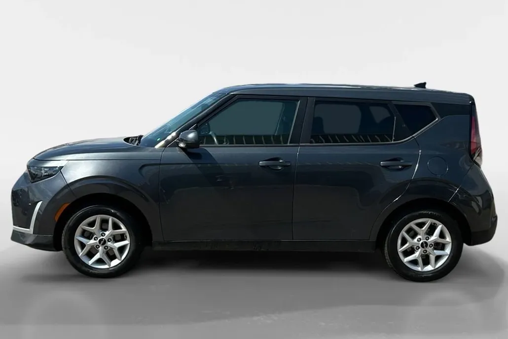 2023 Kia Soul LX photo 1