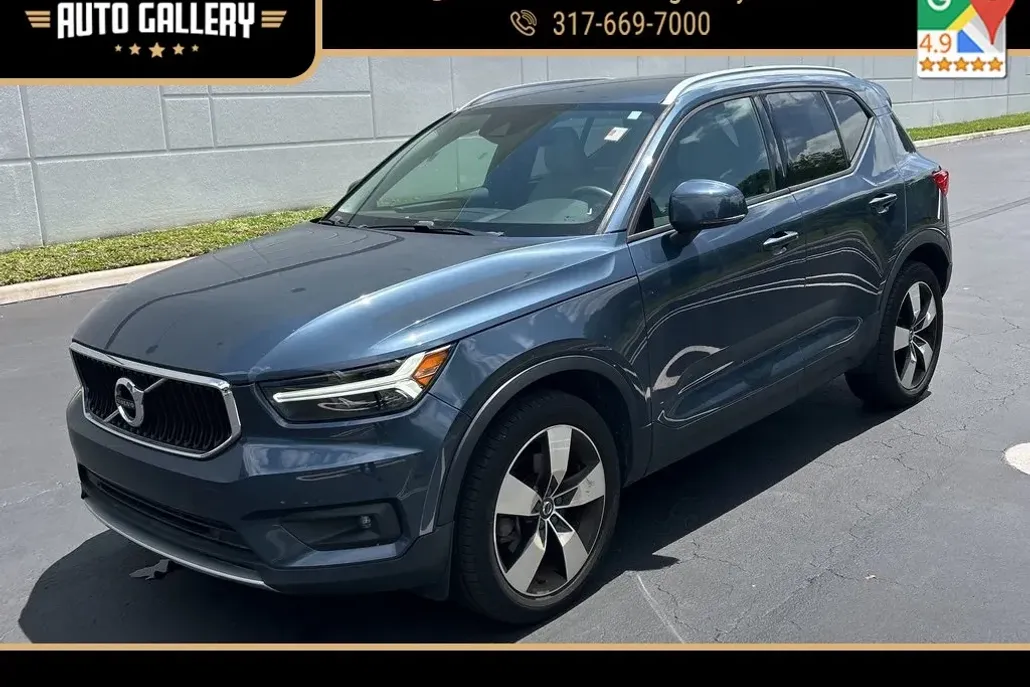2021 Volvo XC40 Momentum photo 1