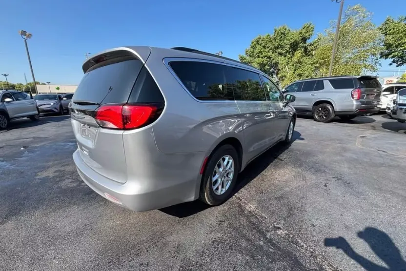 2021 Chrysler Voyager LXi photo 1