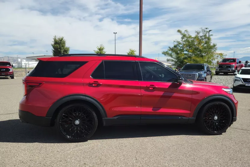 2023 Ford Explorer ST photo 1