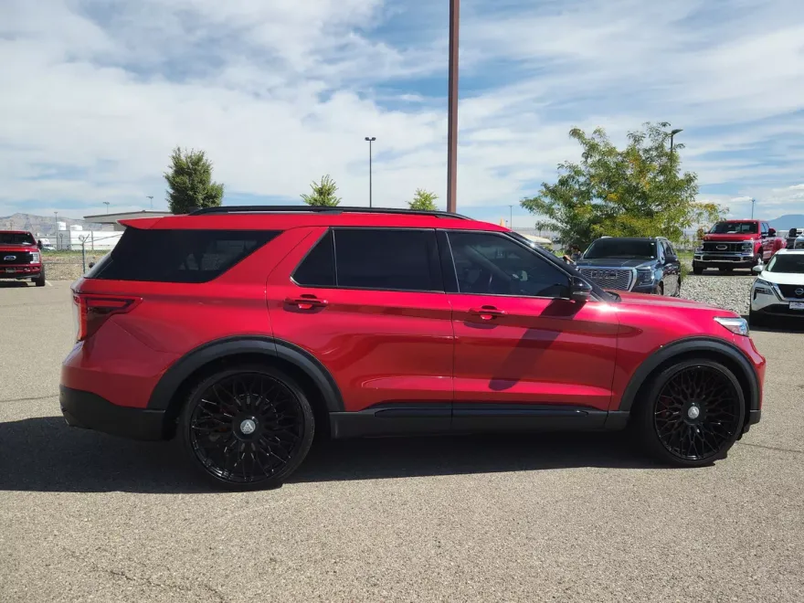 2023 Ford Explorer ST photo 1