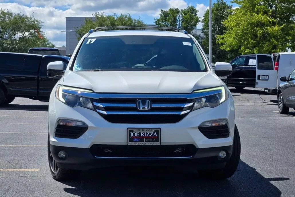 2017 Honda Pilot Touring photo 1