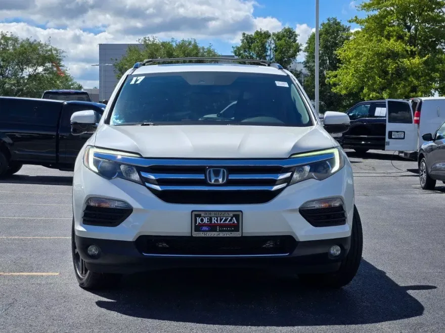 2017 Honda Pilot Touring photo 1