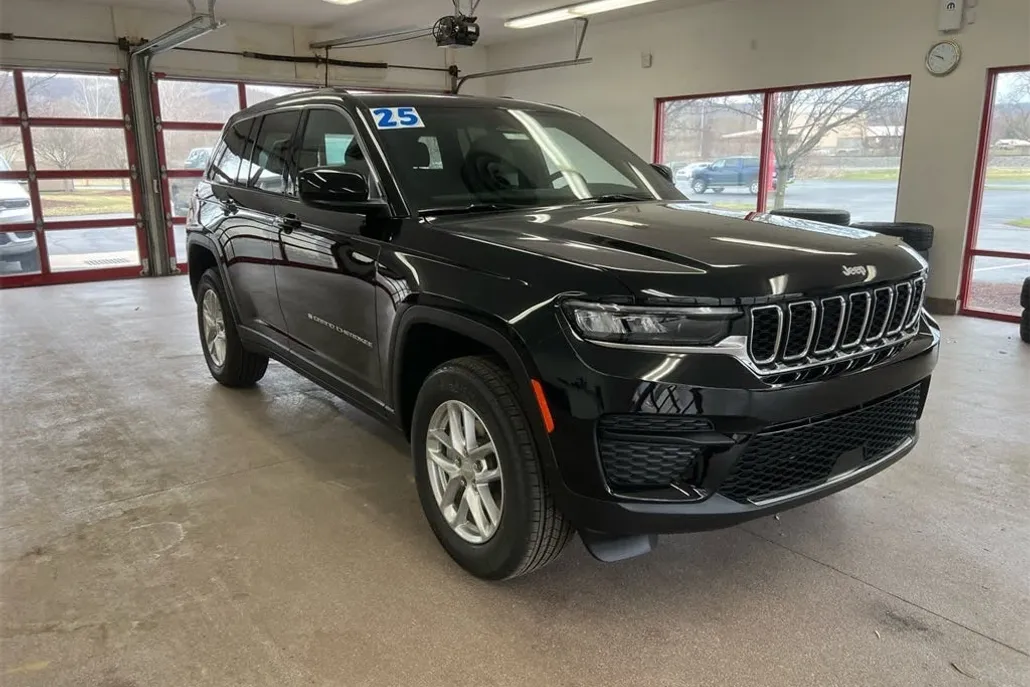 2025 Jeep Grand Cherokee Laredo photo 1