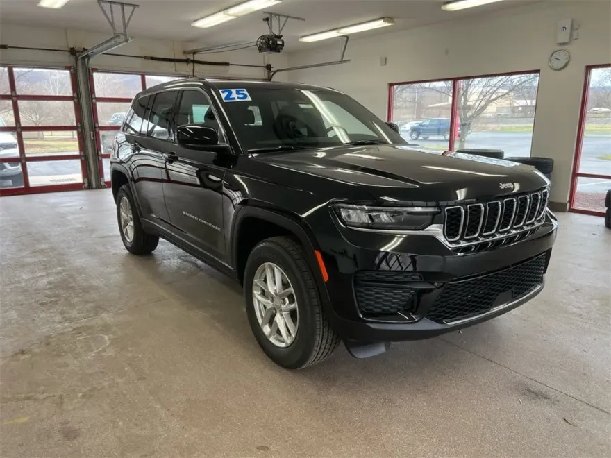 2025 Jeep Grand Cherokee Laredo photo 1