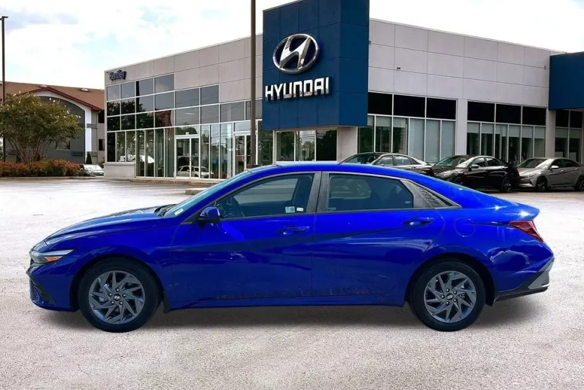 2024 Hyundai Elantra SEL photo 1