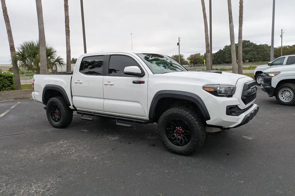 2017 Toyota Tacoma SR5 photo 1