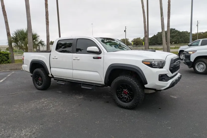 2017 Toyota Tacoma SR5 photo 1