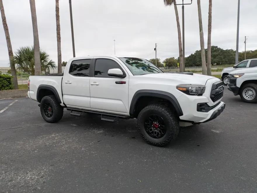 2017 Toyota Tacoma SR5 photo 1