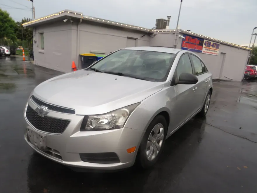 2013 Chevrolet Cruze LS photo 1