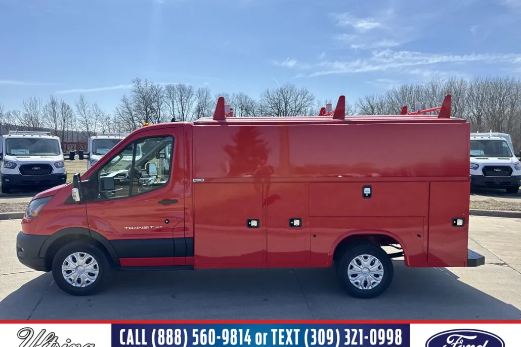 2024 Ford Transit Cutaway photo 1