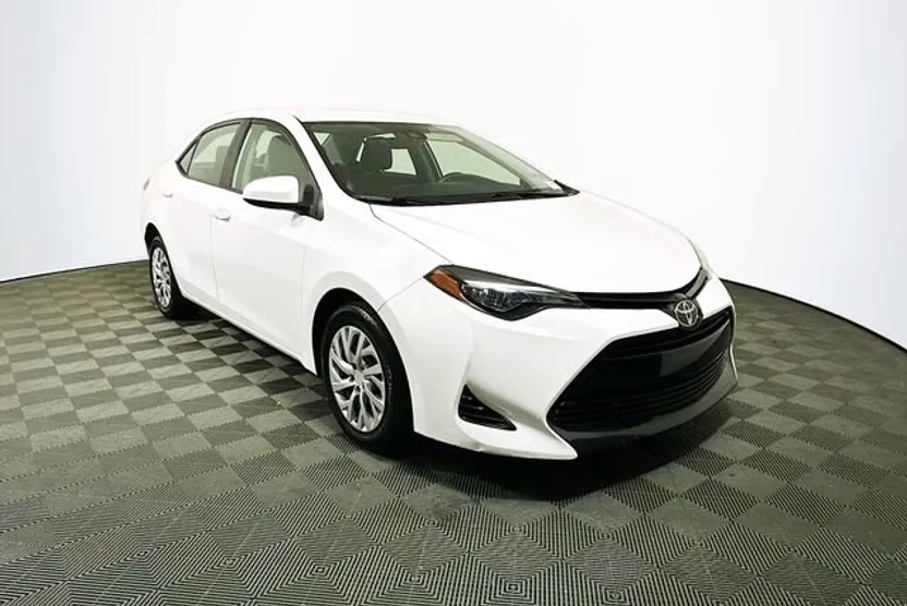 2019 Toyota Corolla LE photo 1