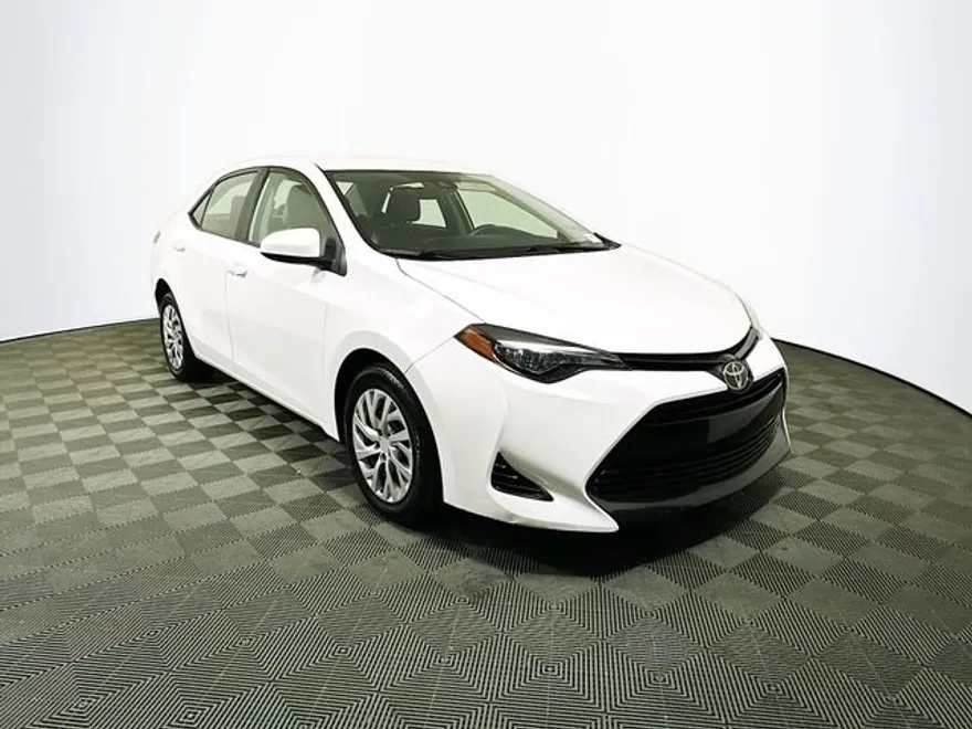 2019 Toyota Corolla LE photo 1