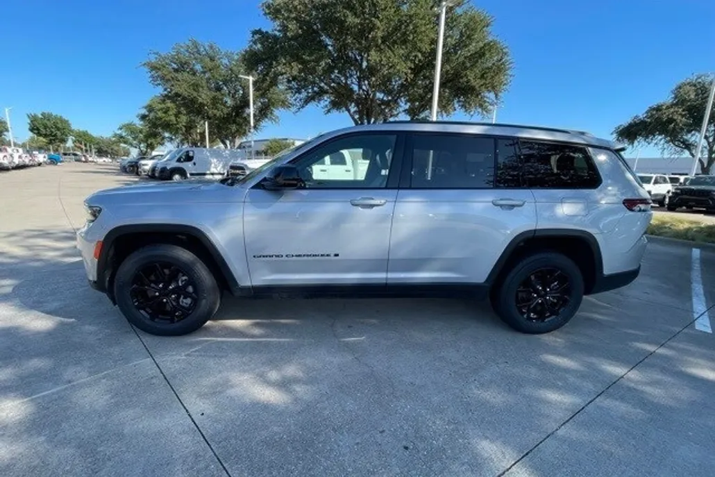 2024 Jeep Grand Cherokee Laredo Altitude photo 1