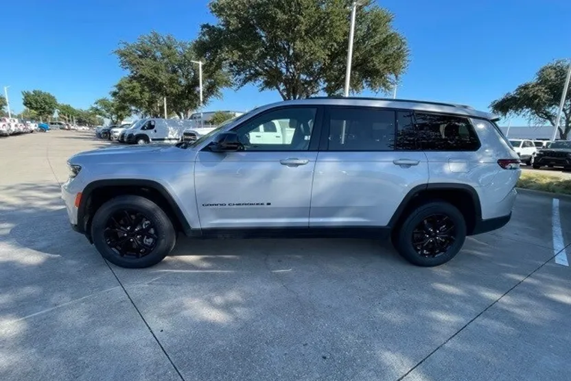 2024 Jeep Grand Cherokee Laredo Altitude photo 1